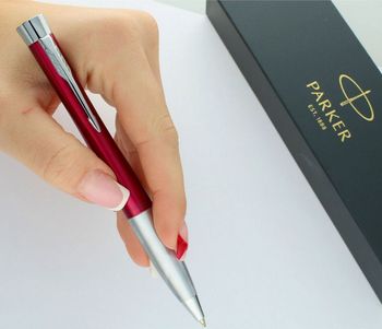 Długopis Parker Urban 2143642 w kolorze czerwonym magenta z chromowanymi wykończeniami. Stylowy, elegancki, idealny na prezent z możliwością graweru.11.jpg